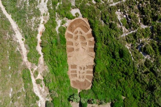 Μια γιγάντια πατημασιά στους Παξούς