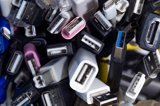 Αντίστροφη μέτρηση για τον κοινό φορτιστή Type-C από το 2024