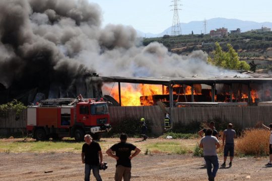 Φωτιά σε βιοτεχνία ξυλείας στο Ηράκλειο
