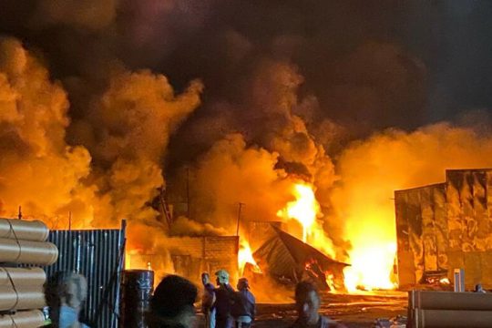 Στο πόδι ο Ασπρόπυργος από τη νέα φωτιά σε εργοστάσιο