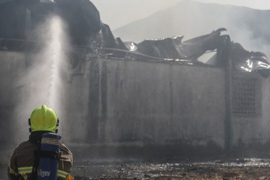Μαίνεται η φωτιά στο Αγ. Όρος, υπό έλεγχο η πυρκαγιά σε εργοστάσιο στο Μενίδι