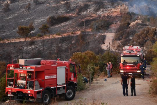 Πυρκαγιά σε οικοπεδικό χώρο στη Βούλα