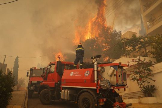 Μάχη με το χρόνο για να τεθεί υπό έλεγχο η μεγάλη πυρκαγιά