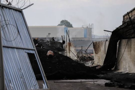 Σε ύφεση η πυρκαγιά σε επιχείρηση με πλαστικά του Ασπρόπυργου