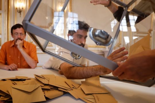 Νικήτρια η αποχή, θρίλερ για το αποτέλεσμα