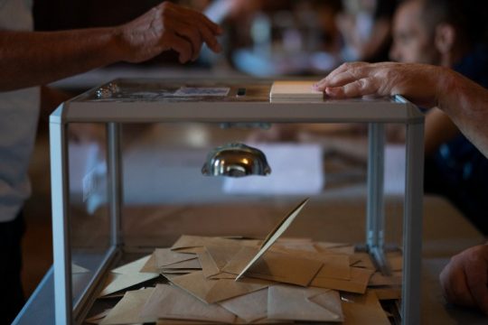 Γαλλία: Μειωμένη η προσέλευση στον α’ γύρο, φόβοι για ρεκόρ αποχής