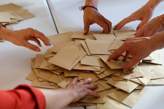 Η επόμενη ημέρα μετά το «ράπισμα» στην κάλπη της πολιτικής Μακρόν
