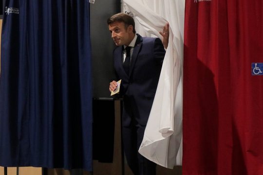 Οι Γάλλοι τιμώρησαν τον Μακρόν, μεγάλη άνοδος για την Αριστερά
