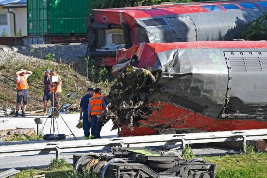 Τρεις σιδηροδρομικοί παραπέμπονται για το δυστύχημα με 5 νεκρούς στη Γερμανία