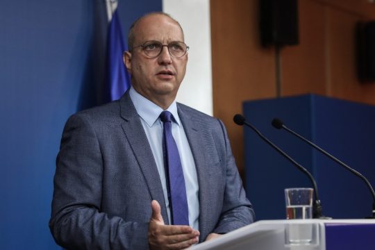 Οικονόμου: Σχέδια για επέκταση του fuel pass και αύξηση των εισοδηματικών κριτηρίων