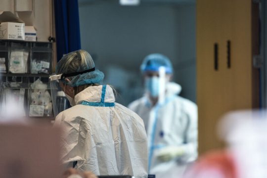Σε περιοδεύοντα θίασο μετέτρεψε η κυβέρνηση τους γιατρούς