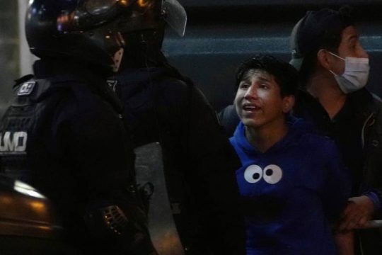 Πλήθος αυτόχθονων στο Κίτο μετά από μια βδομάδα διαδηλώσεων και καταστολής