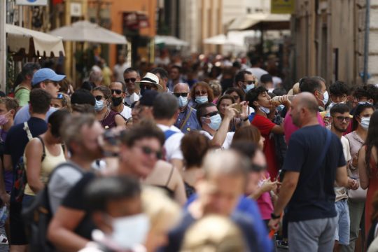Σε αυξημένο συναγερμό ξανά η Ιταλία λόγω νέας αύξησης κρουσμάτων