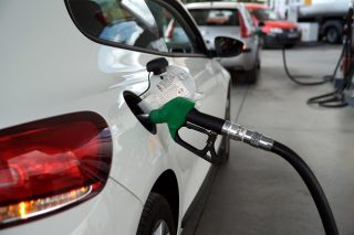 Αναζητούν (προεκλογικά) αντίμετρα στα ακριβά καύσιμα