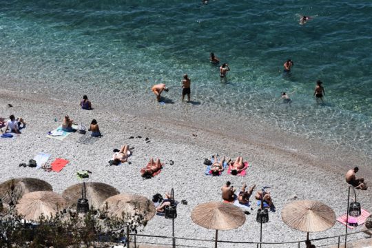 Ηλιοφάνεια με λίγες νεφώσεις και υψηλές θερμοκρασίες