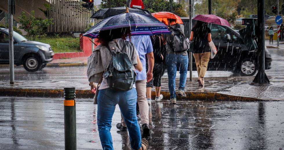 Βροχερός, άστατος καιρός και παροδικές χαλαζοπτώσεις