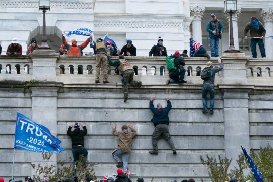 Ποινή κάθειρξης 18 ετών σε ηγέτη των Proud Boys για την έφοδο στο Καπιτώλιο