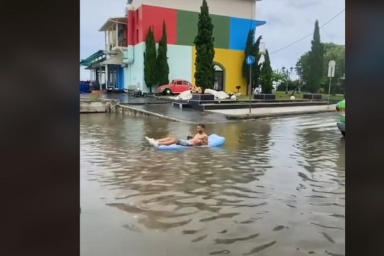 Στιγμές απόλυτης χαλάρωσης σε… πλημμυρισμένο δρόμο της Κατερίνης