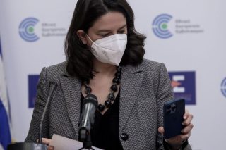 Πόρτα στην Κεραμέως από τους πρυτάνεις