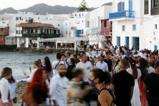 Προσαγωγές για εκβιασμούς σε μπαρ της Μυκόνου
