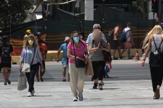 Πανδημία: ολοταχώς για 30.000 κρούσματα ημερησίως