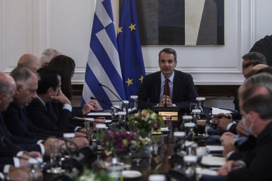 Κράτος κερνά  και κράτος πίνει