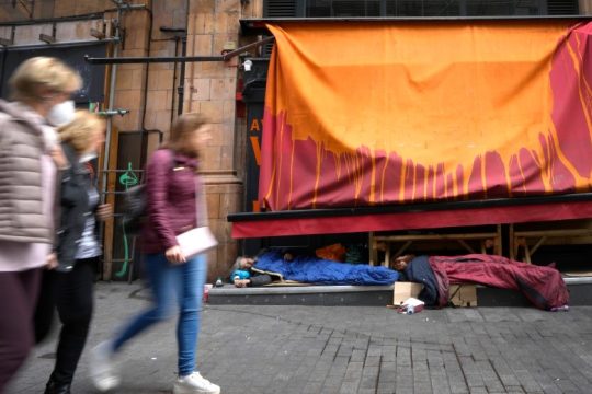 Διεθνής Αμνηστία: Ένας στους τρεις Βρετανούς φοβάται ότι μπορεί να μείνει άστεγος