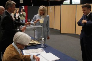 Ψάχνοντας ψήφους δεξιά κι αριστερά