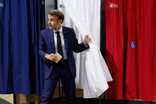 Οριακά μπροστά ο Μακρόν, απειλείται από την αριστερή συμμαχία