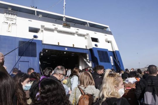 Φόβοι για έκτο κύμα κορονοϊού το καλοκαίρι – SOS για χρήση μάσκας