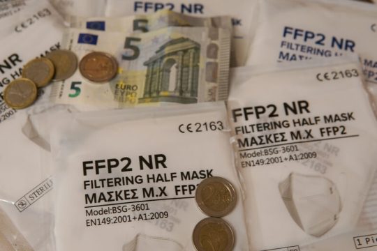 Αυξάνουν τον ΦΠΑ σε μάσκες και αντισηπτικά