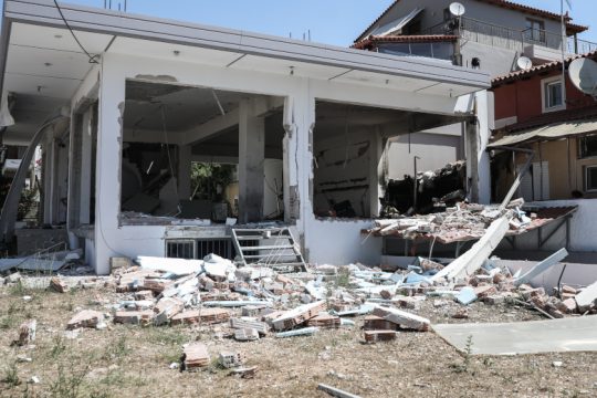 Καταστράφηκε ολοσχερώς ξυλουργείο στο Μενίδι από έκρηξη