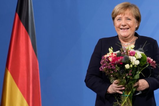 Επανεμφάνιση Μέρκελ: Καταδικάζει Ρωσία, αλλά χωρίς ίχνος αυτοκριτικής