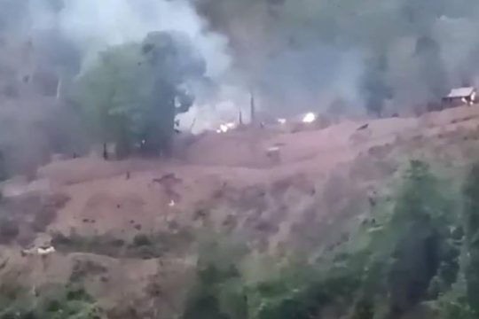 Εκατοντάδες σπίτια πυρπόλησε ο στρατός της Χούντας στην Μιανμάρ