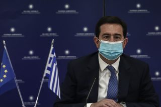 Εξηγήσεις Μηταράκη, «καρφιά» και πάσες ευρωβουλευτών