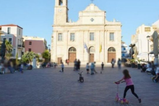 Διαμαρτυρία για την απαγόρευση της Μητρόπολης Χανίων να παίζουν τα παιδιά