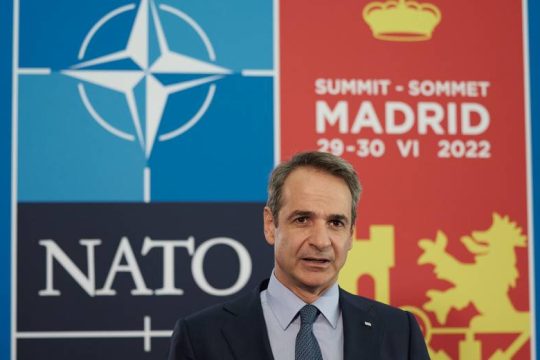 Κρύβεται πίσω από Μπάιντεν, επιτίθεται στον ΣΥΡΙΖΑ