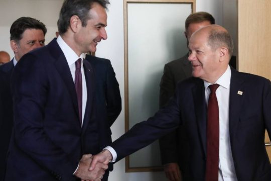 Με συμπεριφορά προτεκτοράτου