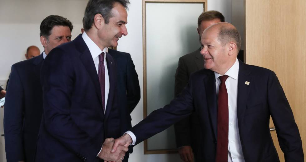 Με συμπεριφορά προτεκτοράτου