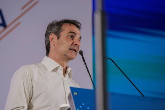 Επιστρατεύει το αφήγημα περί ισχυρής κυβέρνησης με το βλέμμα στις κάλπες