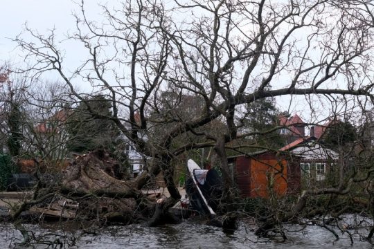 Σφοδρός ανεμοστρόβιλος σάρωσε ολλανδική παραλιακή πόλη, ένας νεκρός