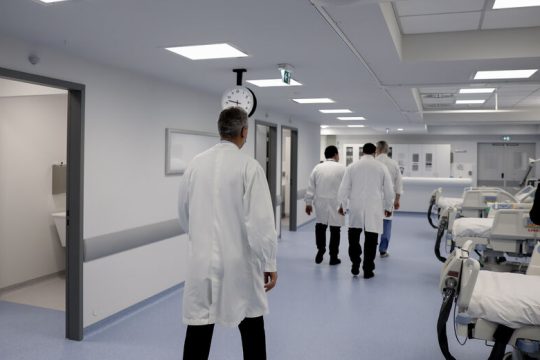 ΕΟΔΥ: 7.158 νέα κρούσματα, 8 θάνατοι και 102 διασωληνωμένοι