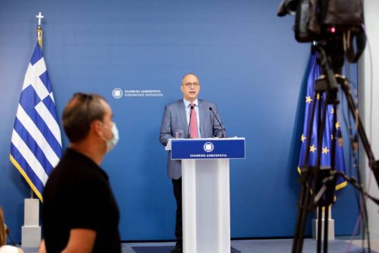 Επιμένει στους ανοίκειους χαρακτηρισμούς για Τσίπρα ο Οικονόμου