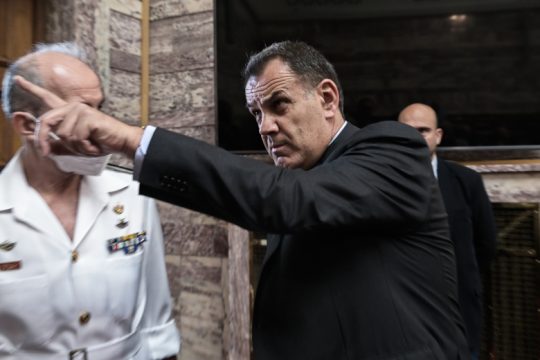Ο Παναγιωτόπουλος «στο κάδρο»: Το ελβετικό τυρί, οι απειλές και η στοχοποίηση Μπουρνού