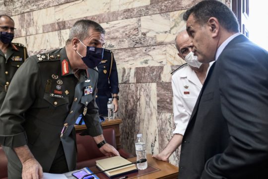 Δεν δίνει στοιχεία, θέλει και «σιωπητήριο» στις Ένοπλες Δυνάμεις