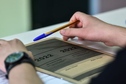 Να σπουδάζουν ή όχι οι νέοι μας;