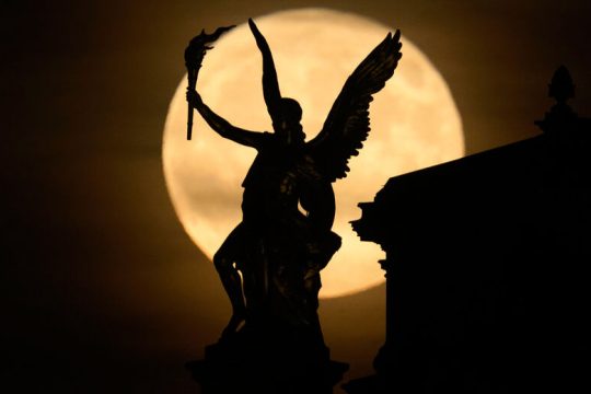 Η πανσέληνος του Ιούνη