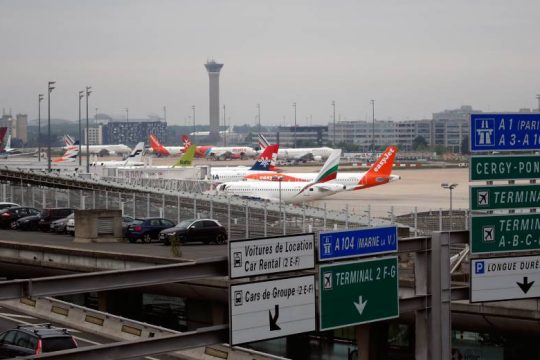 Δεκάδες ακυρώσεις πτήσεων στο Παρίσι λόγω απεργίας
