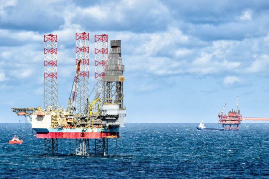Φωτιά στις τιμές του μαύρου χρυσού βάζει το κουτσουρεμένο εμπάργκο των Ευρωπαίων