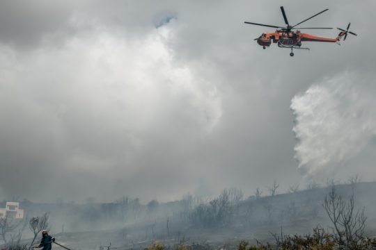 Ανέβασε το πολιτικό θερμόμετρο και σκόρπισε ανησυχίες η πρώτη μεγάλη πυρκαγιά